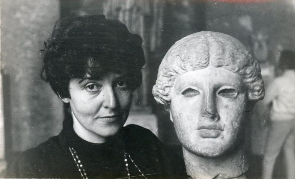 María Irene Fornés next to bust of a head.